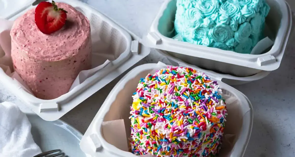 Bento Cake przepis: różowy z truskawką, kolorowy z posypką i turkusowy z dekoracją z kremu. Idealne na małe świętowanie.