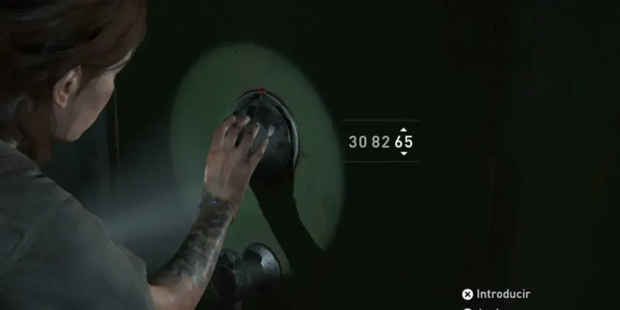Ellie intenta abrir una de las **cajas fuertes** de The Last of Us 2. El código es 30 82 65.
