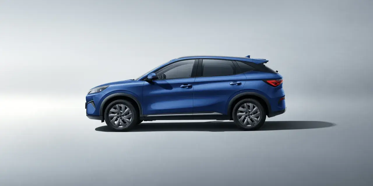 Niebieski SUV BYD Atto 3 Evo widziany z boku na jasnym tle.