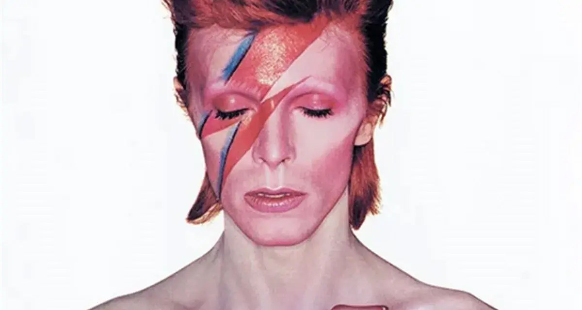 Visage emblématique de David Bowie, maquillage éclair, rappelant la pochette d'un de ses albums iconiques.