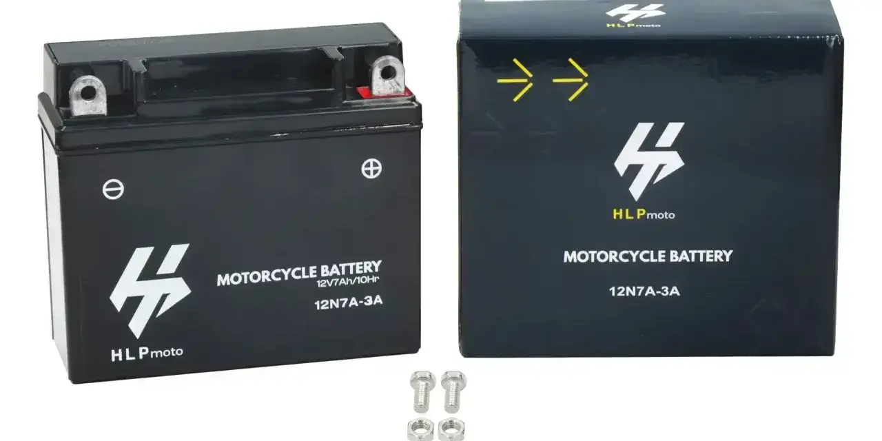 Akumulator motocyklowy 12V 7Ah. Zastanawiasz się, jak długo ładować akumulator motocyklowy 12v? Zestaw zawiera akumulator i śruby.