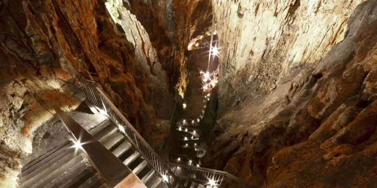 Schody prowadzą w głąb skalnej groty, oświetlonej licznymi lampkami. Ta grotta gigante zaprasza do odkrywania jej tajemnic.