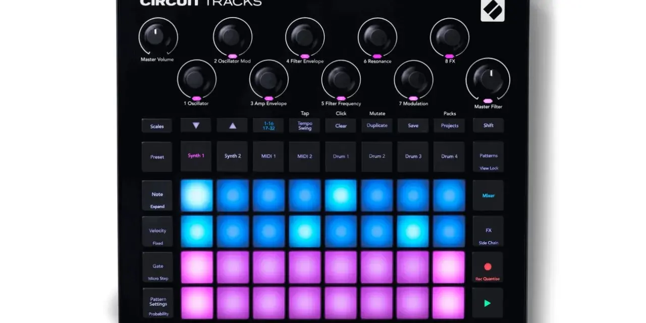 Czarny kontroler muzyczny Circuit Tracks z podświetlanymi padami i pokrętłami, oferujący innowacyjne komponenty do tworzenia muzyki.