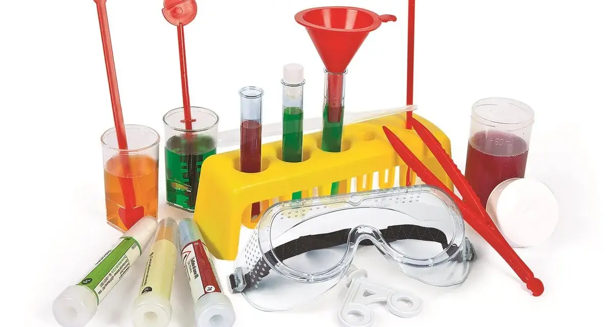 Zestaw do doświadczeń chemicznych dla klasy 7 w domu: probówki, zlewki, lejek, okulary ochronne i inne akcesoria do bezpiecznych eksperymentów.