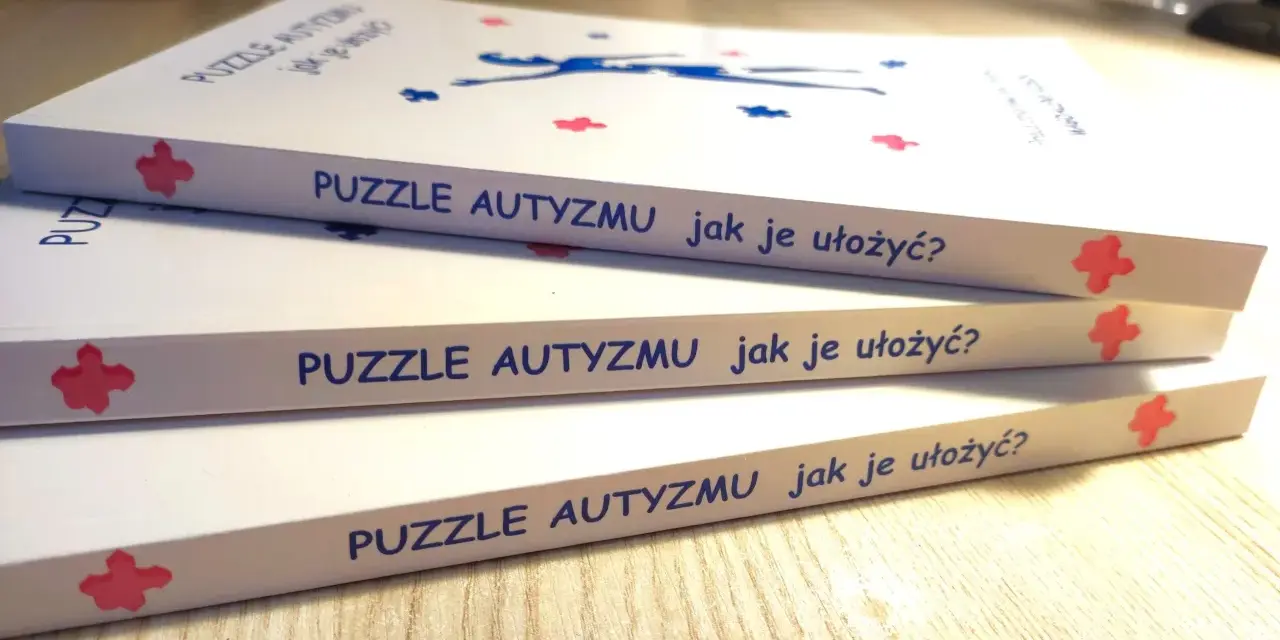 Stos książek "Puzzle autyzmu jak je ułożyć?". Pomocne materiały dla rodziców i opiekunów.