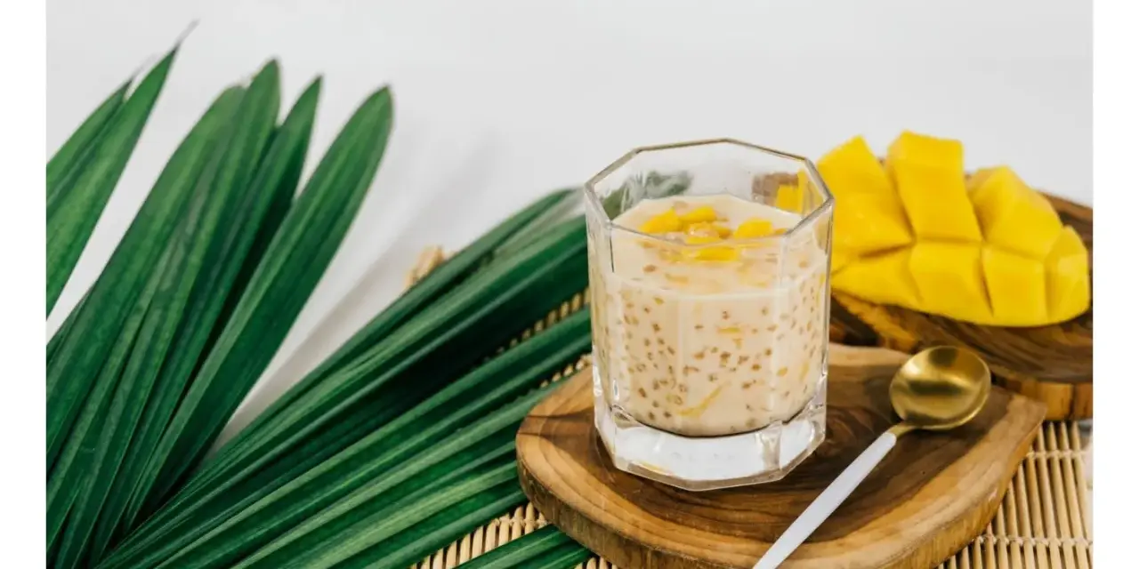 Deser z tapioki z mango. Czy wiesz, tapioka co to? Małe kuleczki w mleku, z kawałkami owoców.