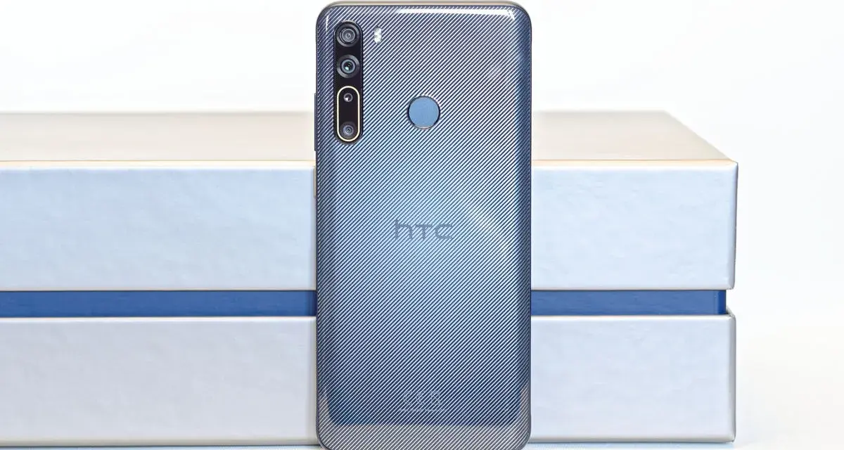 Tył telefonu HTC Desire 20 Plus z charakterystycznym, prążkowanym wzorem i modułem aparatów.