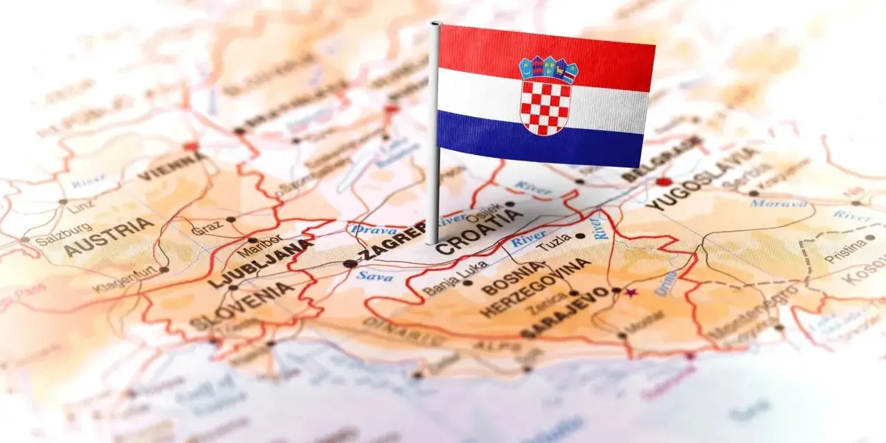 Chorwacka flaga na mapie Europy, wskazująca na trasę podróży przez Austrię i Słowenię.