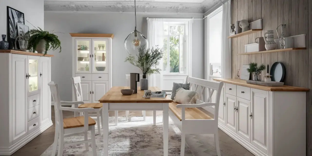 Jadalnia w stylu farmhouse: białe meble, drewniany stół, ława i kredens.