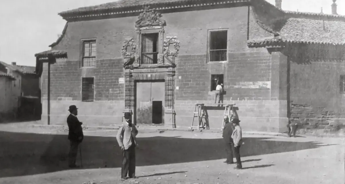 Hombres observan una casa señorial, un ejemplo de la arquitectura de la ilustración en España.