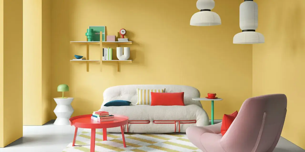 Lebendige wohnraumgestaltung farben: gelbe Wände, ein flauschiges Sofa, ein roter Couchtisch und ein rosa Sessel schaffen eine fröhliche Atmosphäre.