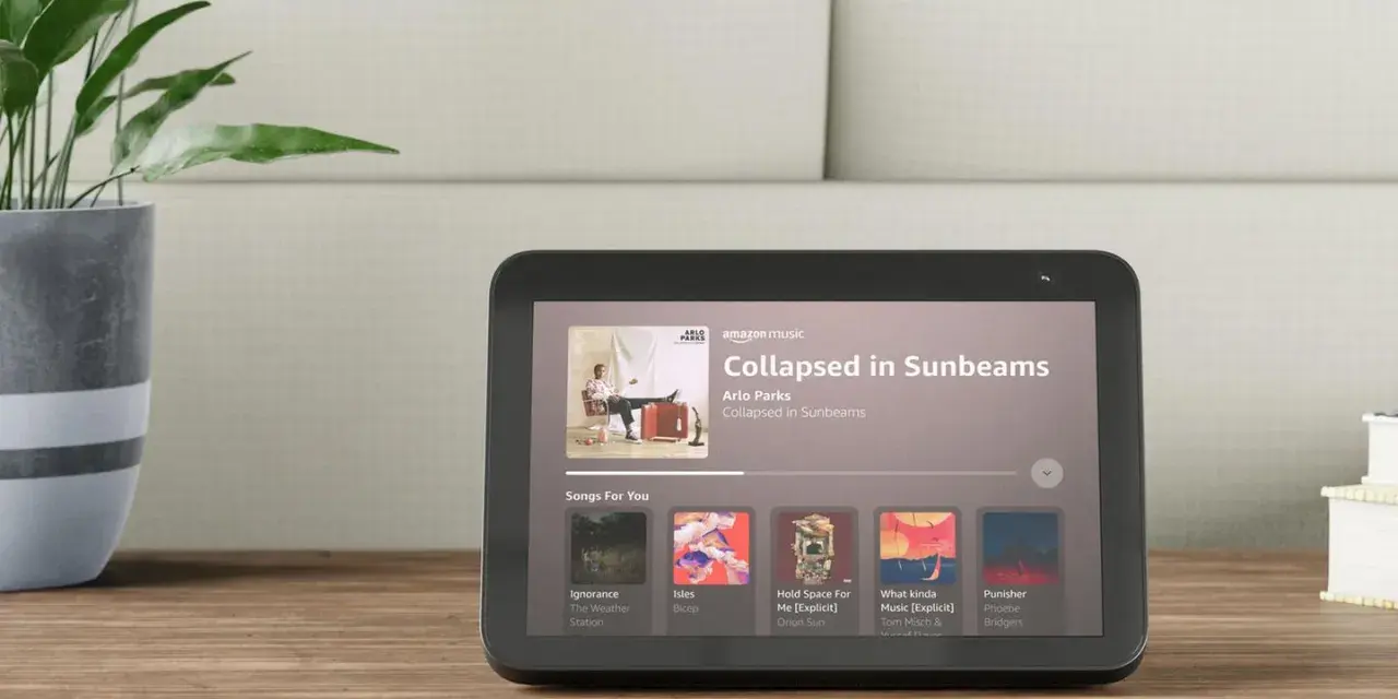 Alexa Echo Show mit Musikwiedergabe. Entdecke geheime Alexa Kommandos für deine Musik.