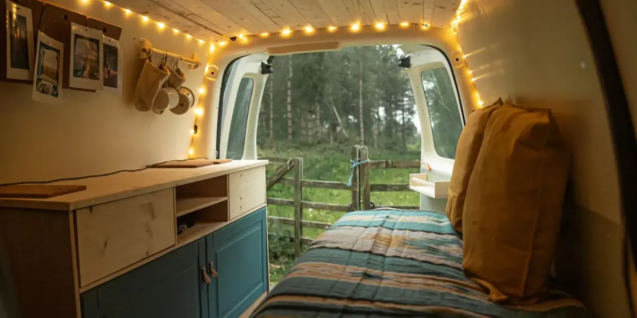Jaki bus do przerobienia na kampera? Oto najlepsze modele i porady