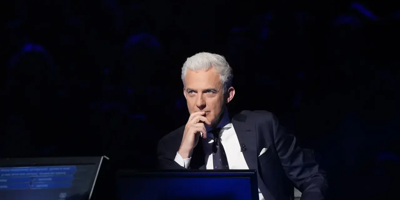 Hubert Urbański w nowej edycji "Milionerów" zastanawia się nad pytaniem.