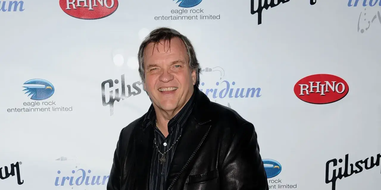 Meat Loaf lächelt in die Kamera, bereit, alles für die Liebe zu tun. Hinter ihm sind Logos von Rhino, Gibson und Eagle Rock Entertainment zu sehen.