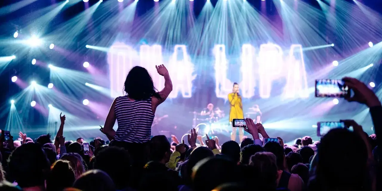 Koncert Dua Lipy, gdzie fani nagrywają jej najbardziej znane piosenki z filmów.