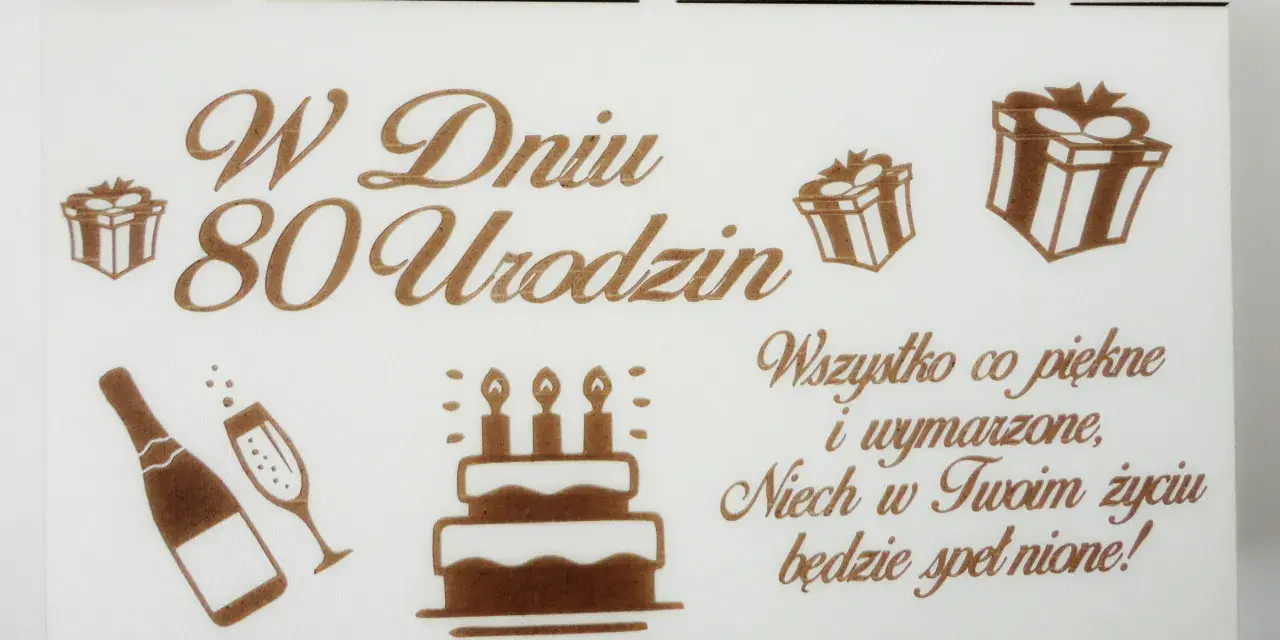 Wesołe życzenia na 80 urodziny dla mężczyzny: tort, szampan i prezenty. Niech wszystko co piękne i wymarzone w Twoim życiu będzie spełnione!