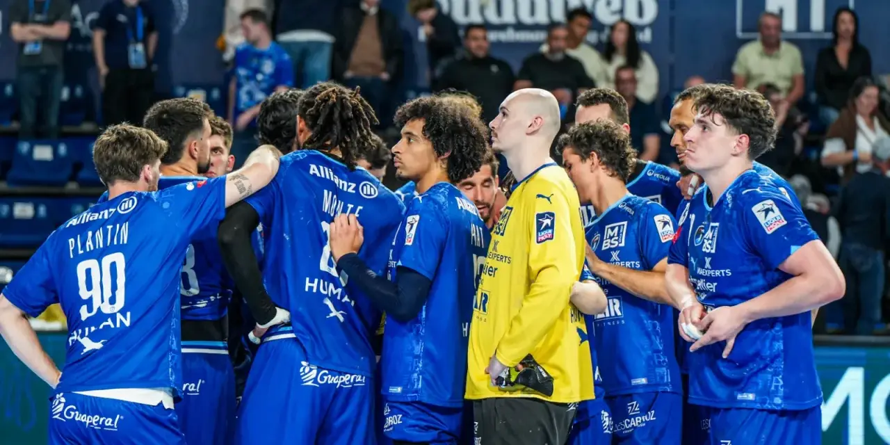 Drużyna Montpellier Handball w niebieskich strojach, skupiona przed meczem.