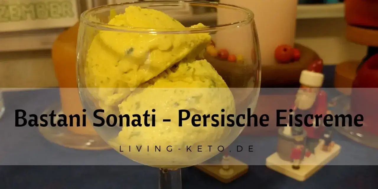 Gelbes, cremiges Bastani Sonati, persische Eiscreme, in einem Glas serviert.