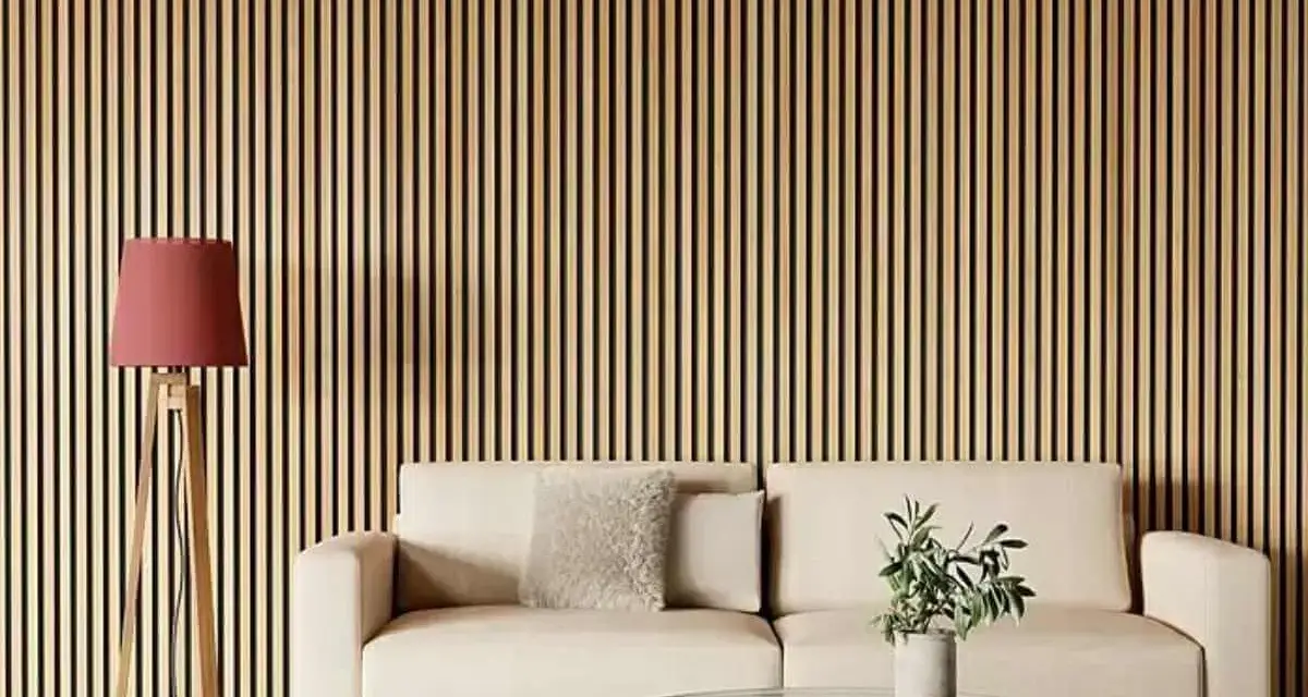 Un salón moderno con un sofá beige y una lámpara de pie, todo ello enmarcado por unas elegantes salones con madera en la pared.