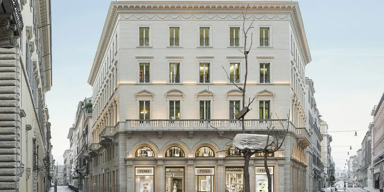 L'elegante palazzo Fendi a Roma, con le sue vetrine illuminate e un'installazione artistica, evoca lo spirito di Edoardo Fendi.