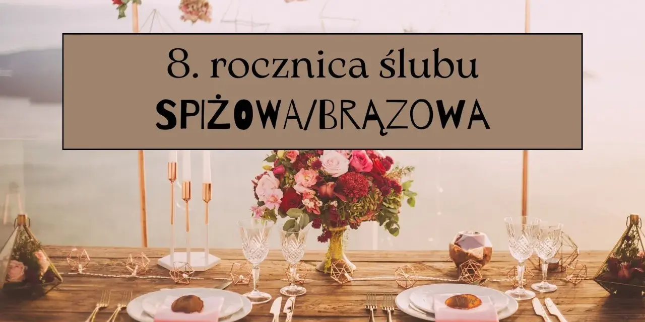 Elegancko nakryty stół na 8. rocznicę ślubu. Bukiet róż, kieliszki i świeczniki w odcieniach brązu i miedzi.