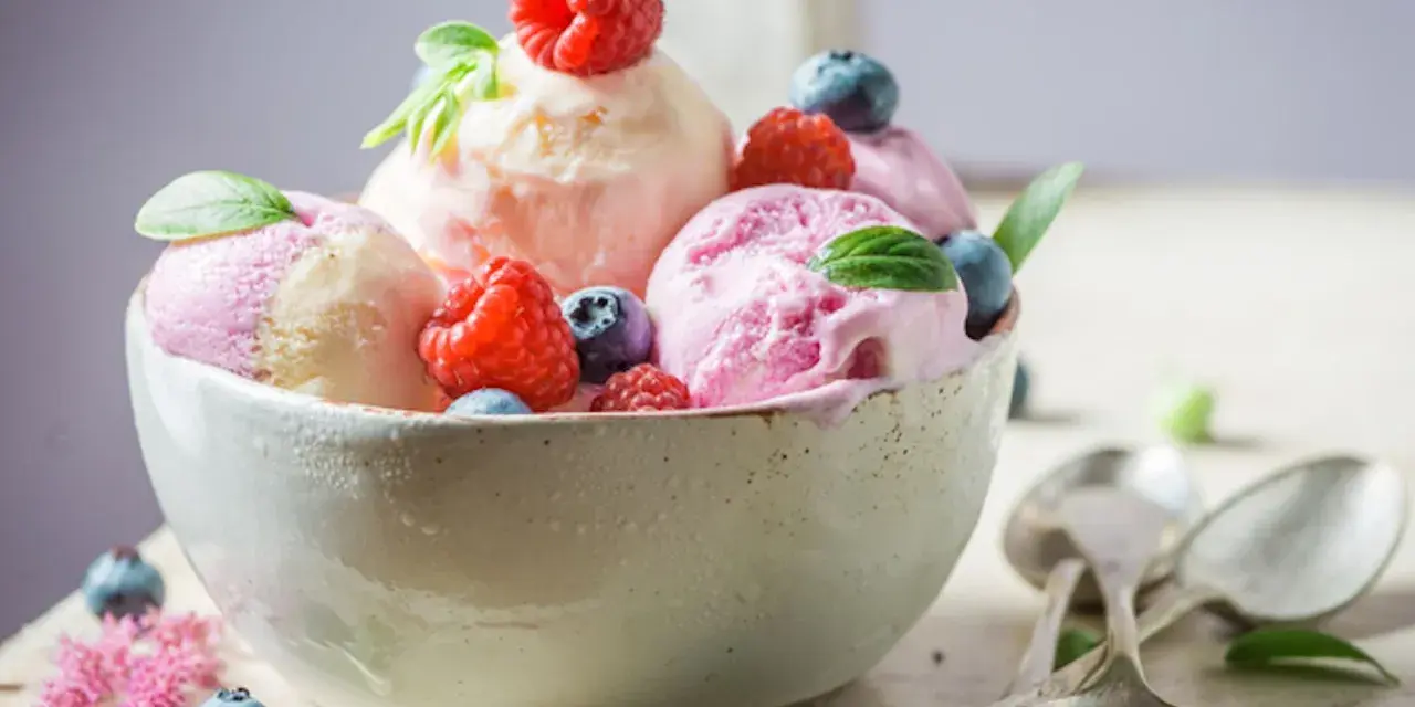 Coppa di gelato fatto in casa con frutti di bosco, perfetto per una ricetta gelato con gelatiera.