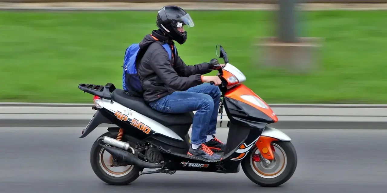 Czy motorower jest pojazdem silnikowym? Sprawdź ważne przepisy!