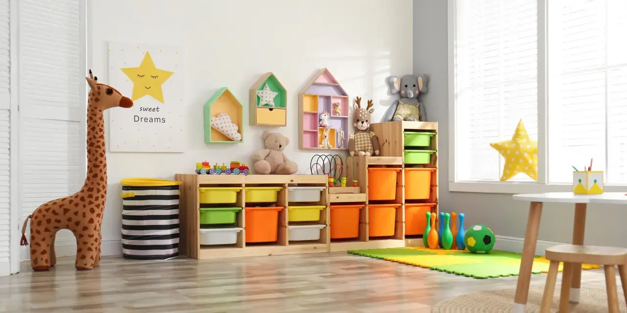 Bunte Kisten und Regale bieten tolle **Lego Aufbewahrung Ideen** für ein aufgeräumtes Kinderzimmer. Spielzeug-Giraffe und Teddybär bewachen die Ordnung.