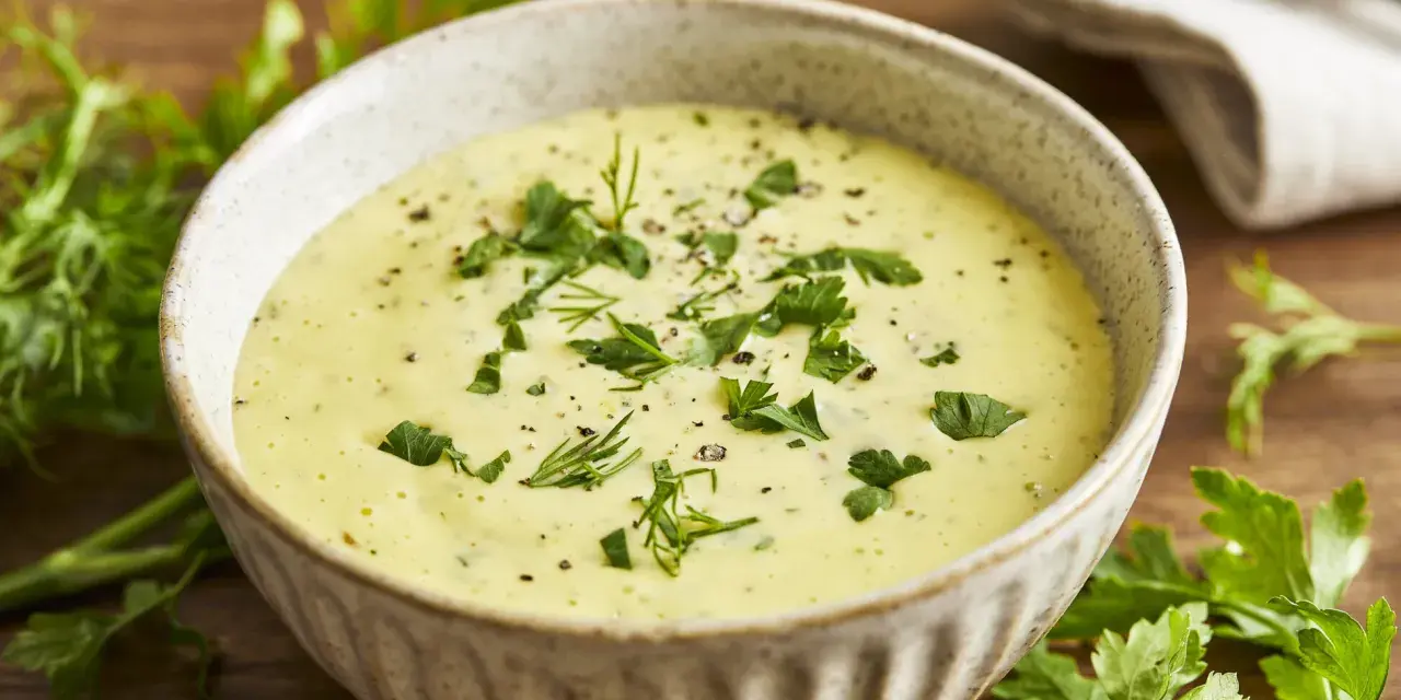 Cremige Remoulade im Schälchen, garniert mit frischer Petersilie und Dill. Ein einfaches Remoulade Rezept für jeden Anlass.