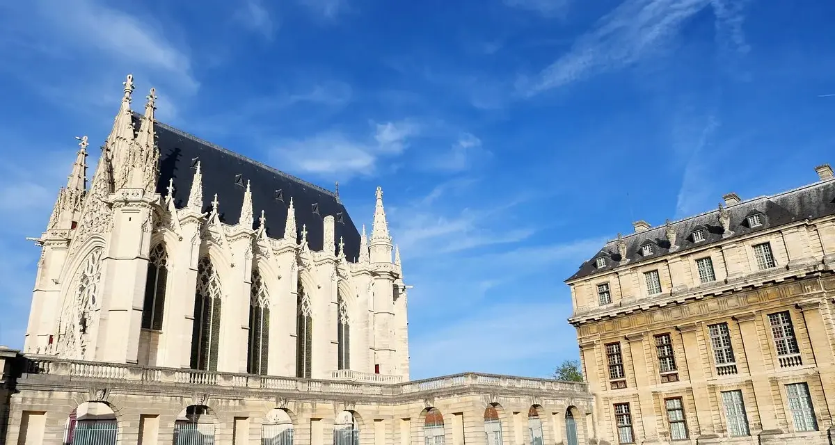 El castillo de Vincennes, con su imponente arquitectura gótica y clásica, se alza bajo un cielo azul vibrante.
