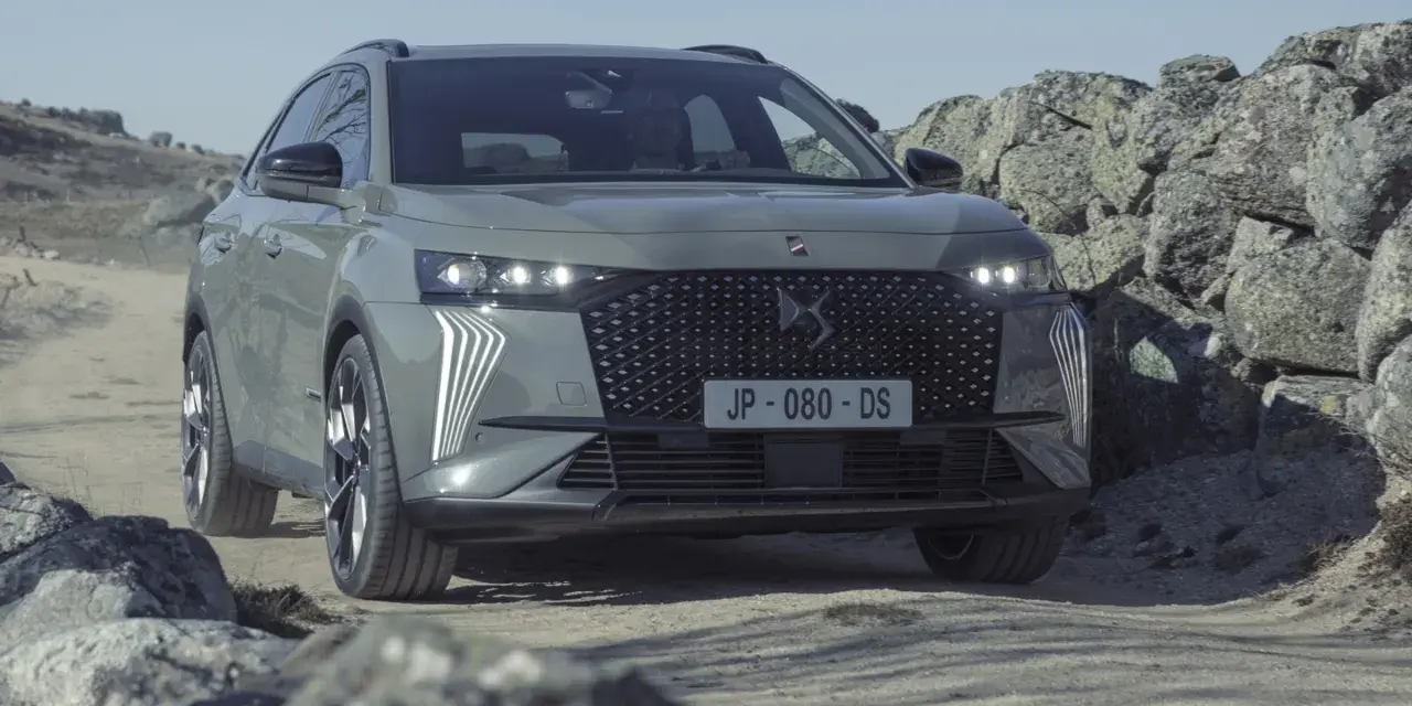Szary DS7 Crossback pokonuje kamienisty teren.