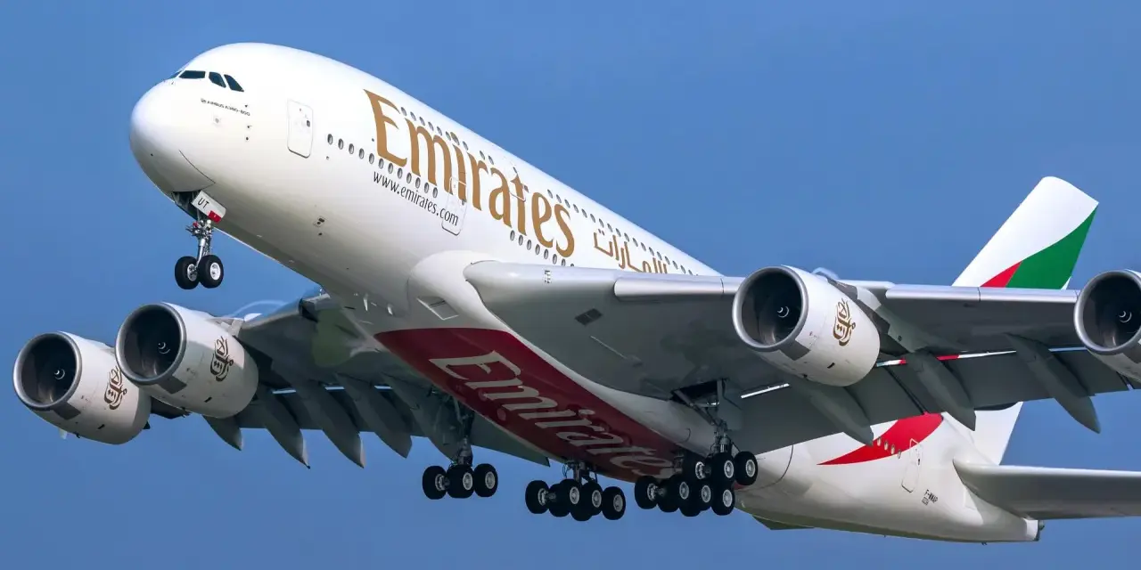 Airbus A380 Emirates z wieloma miejscami, wznoszący się na błękitne niebo.