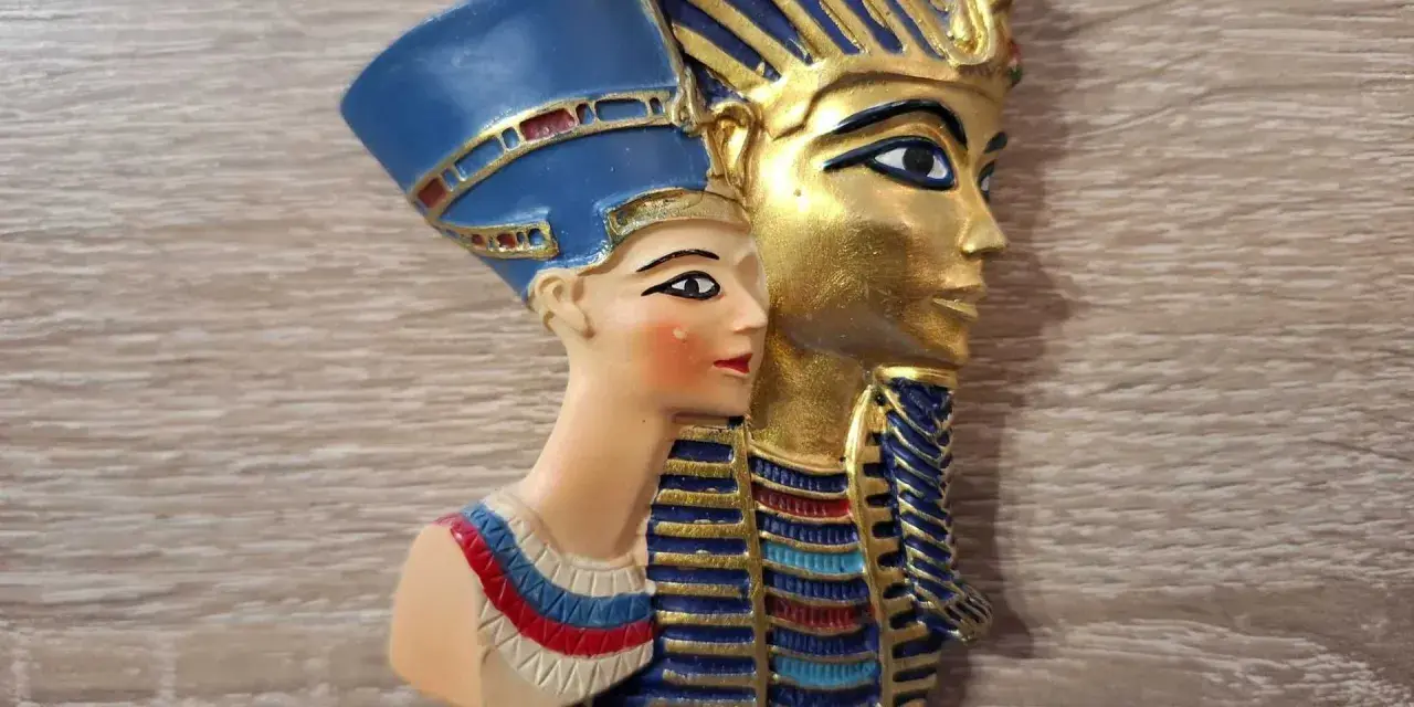Pamiątka z Egiptu: magnes z wizerunkiem Nefertiti i faraona. Idealny pomysł, co przywieźć z Egiptu.