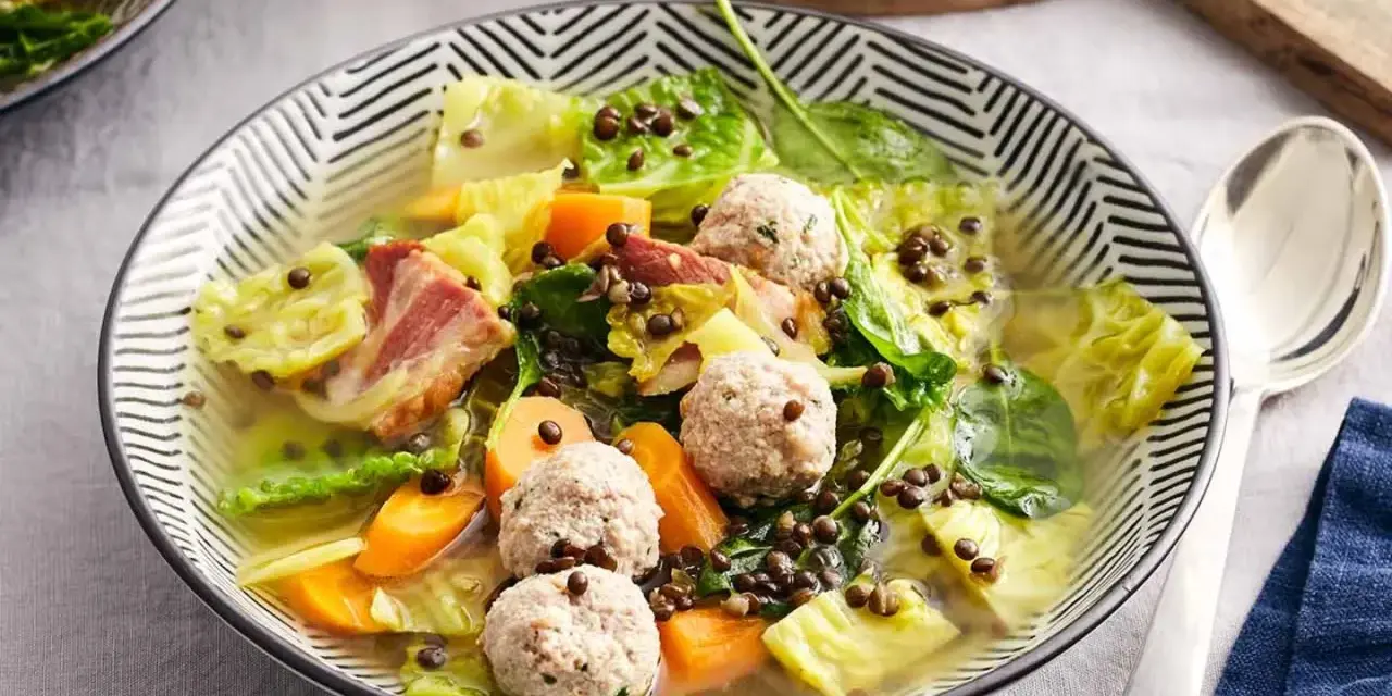 Herzhafte Suppe mit Wirsing, Linsen, Fleischbällchen und Speck.