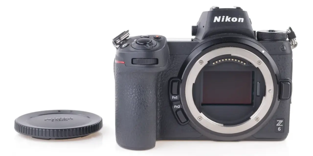 Czarna lustrzanka cyfrowa Nikon Z6 z obiektywem bez obiektywu i zakręconą osłoną obiektywu.