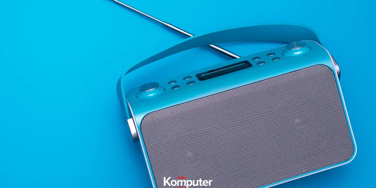 Turkusowe radio z anteną, gotowe do odbioru ulubionych stacji w jakości dab+.