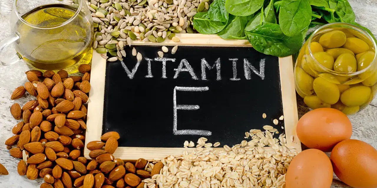 Mandorle, semi, spinaci, olive e uova: alimenti ricchi di vitamina E per una dieta sana.