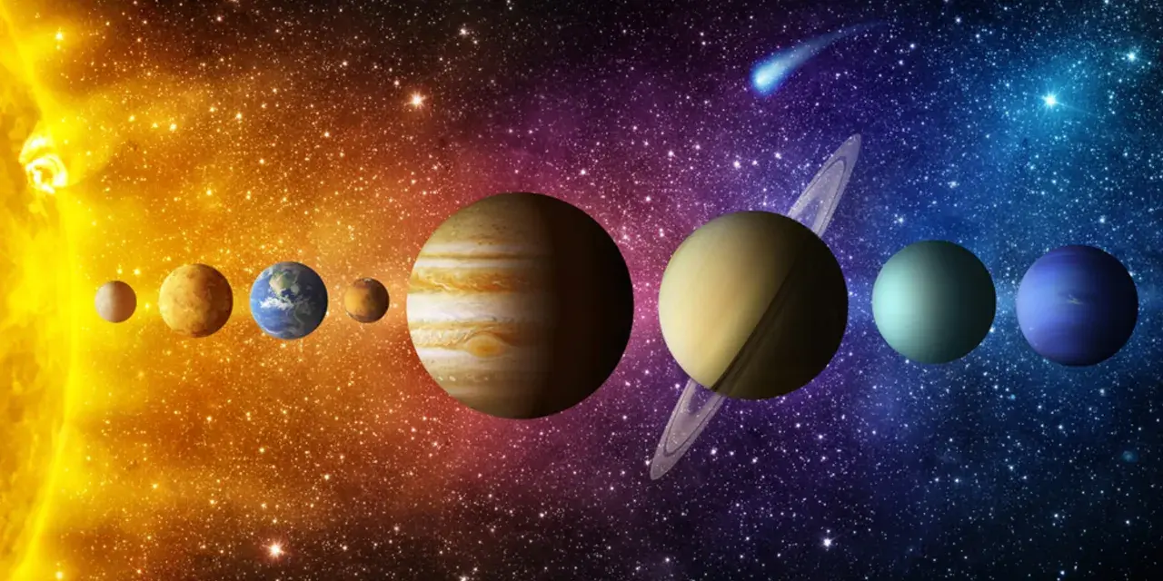 Słońce i planety Układu Słonecznego, od Merkurego po Neptuna, na tle gwieździstego nieba. W tle widać też kometę. Znaki zodiaku i ich planety w kosmicznej podróży.