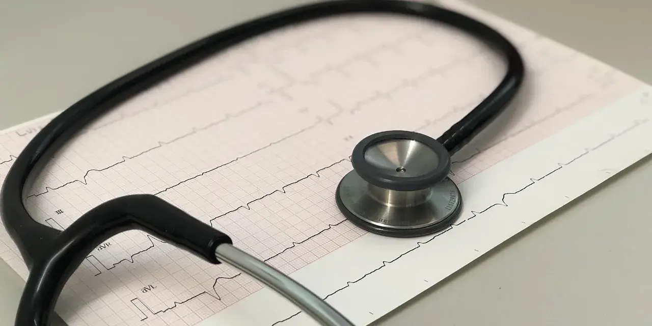 Stetoskop na papierze z zapisem EKG. Idealny do nauki, jak interpretować wyniki EKG.