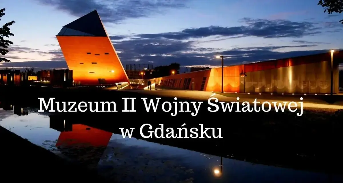 Wieczorem Muzeum II Wojny Światowej w Gdańsku, z charakterystyczną, pochyloną bryłą, odbija się w spokojnej wodzie.