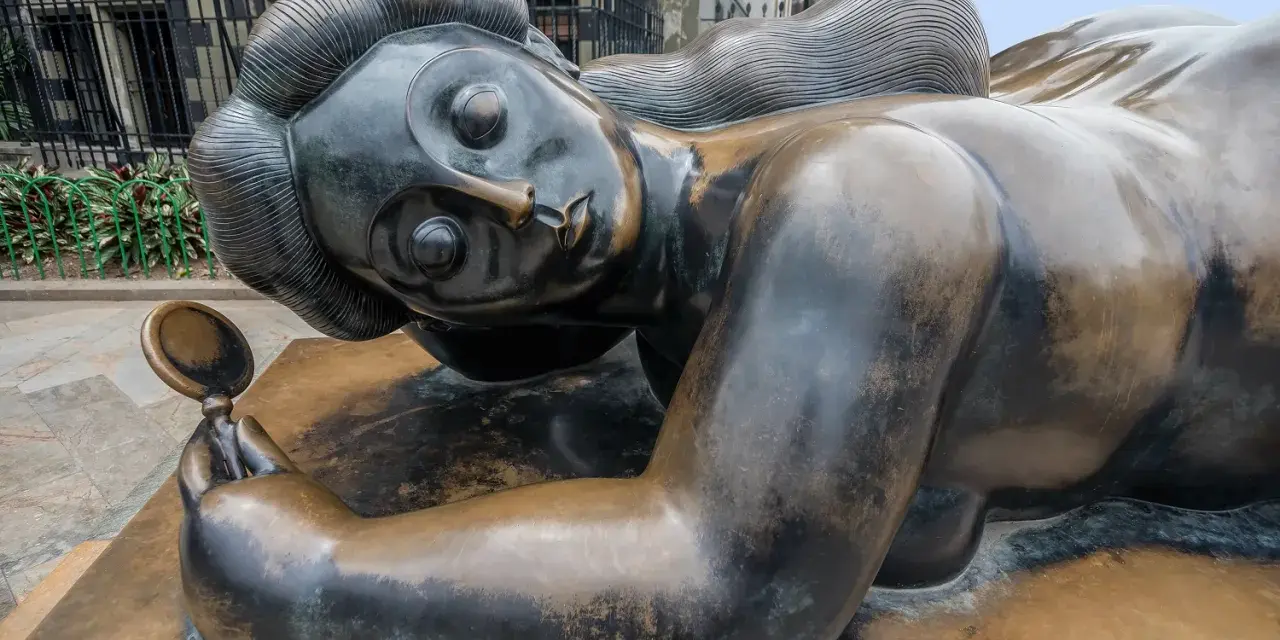 Sculpture d'une femme en bronze, tenant un miroir, évoquant les sculpteurs français contemporains connus.