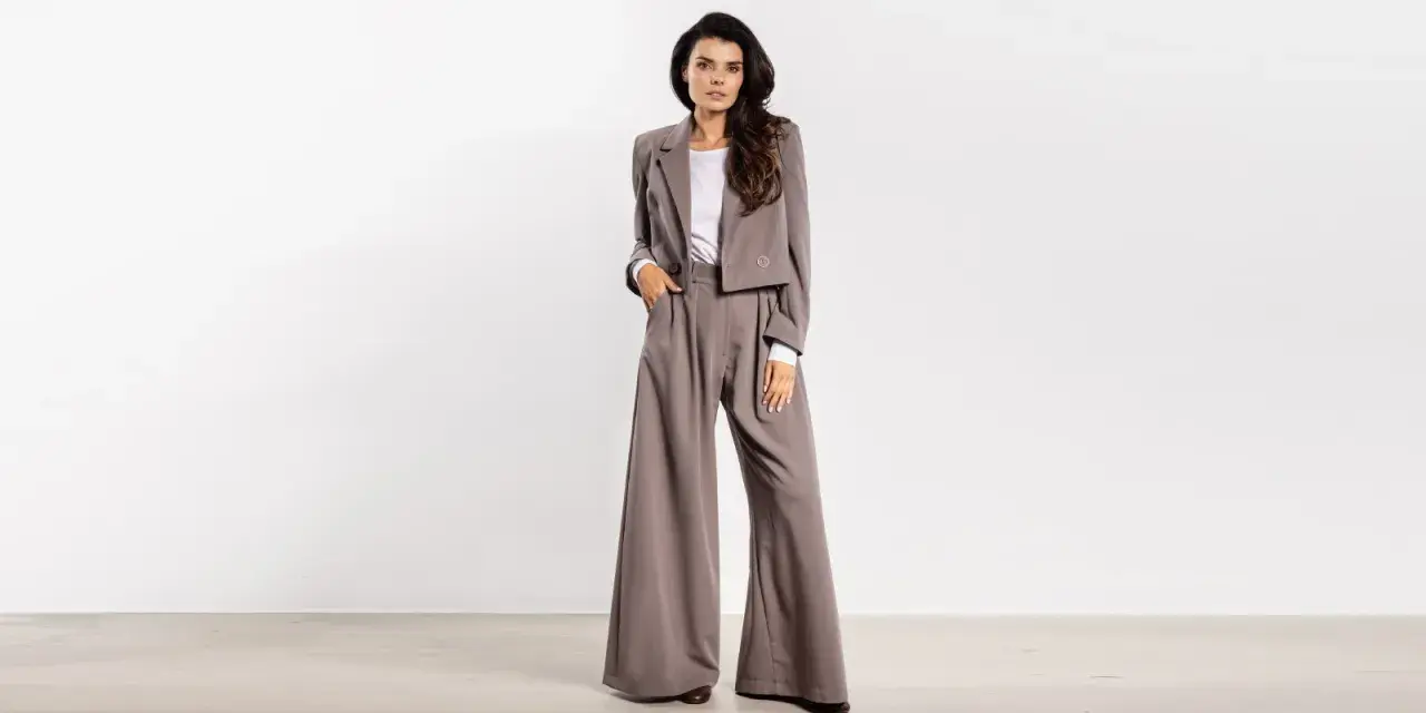 Elegancki garnitur damski w kolorze taupe. Idealny wybór, gdy zastanawiasz się, jak się ubrać do filharmonii mężczyzna, ale w damskim wydaniu.