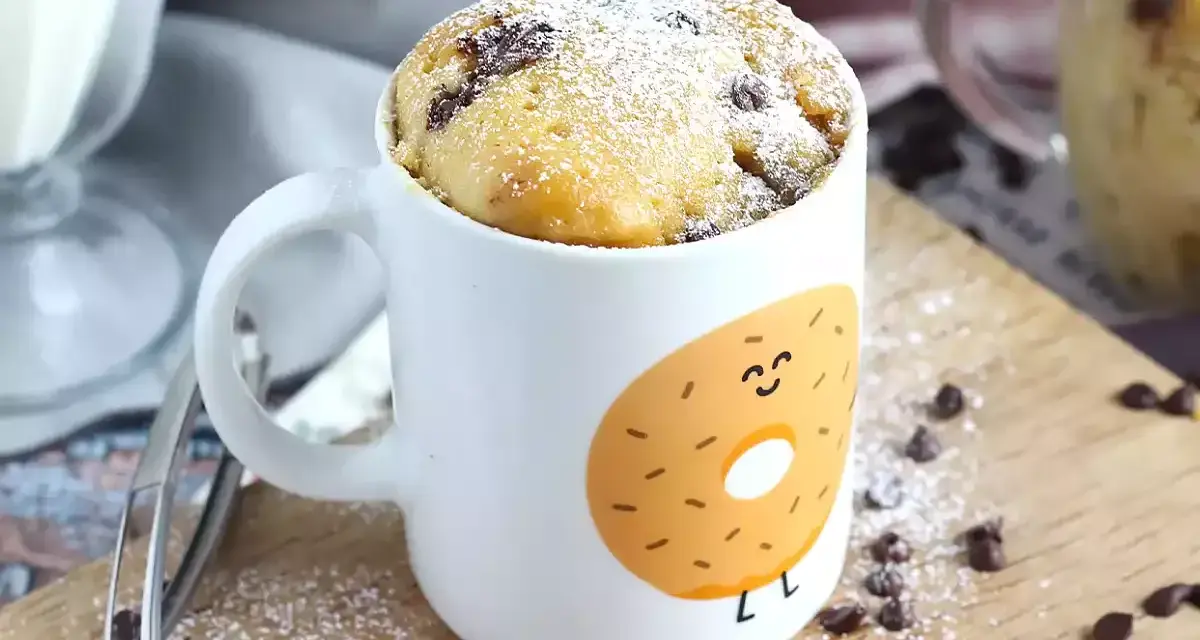 Delicioso bizcocho a la taza con chispas de chocolate, espolvoreado con azúcar glas. ¡Perfecto para un antojo rápido!
