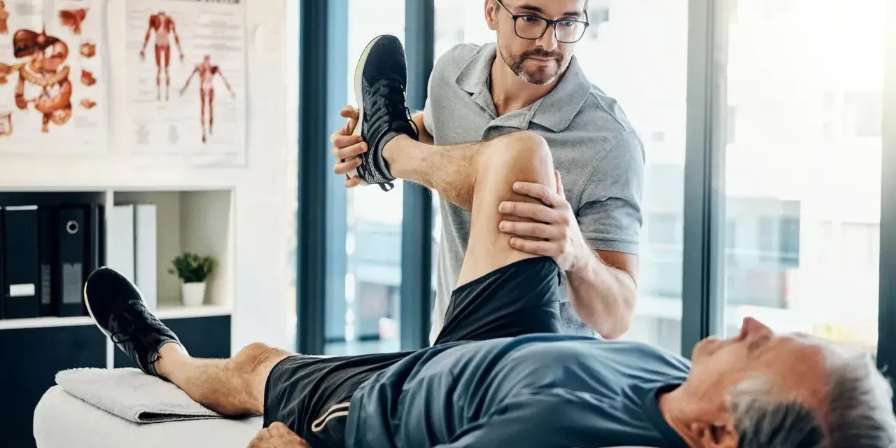 Rehabilitacja domowa NFZ: Kto się kwalifikuje i jak z niej skorzystać?