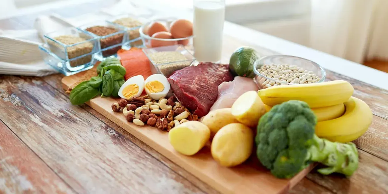 Produkty bogate w białko i zdrowe tłuszcze, które mogą pomóc w obniżeniu poziomu homocysteiny: ryby, mięso, jajka, orzechy, nasiona, warzywa, owoce.