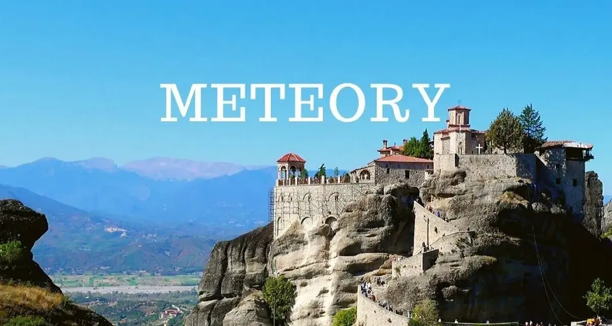 Monastyry Meteory w Grecji, zbudowane na skalnych szczytach, zapierają dech w piersiach.
