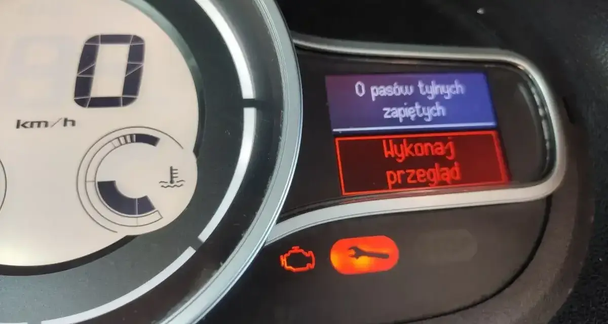 Na desce rozdzielczej Renault świeci się kontrolka klucz, informując o konieczności wykonania przeglądu.