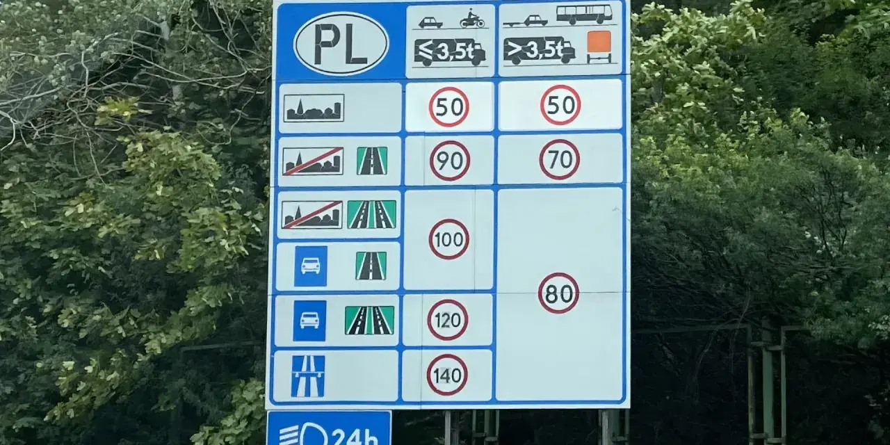 Znak drogowy w Polsce. Samochody osobowe z przyczepą 100 km/h, ciężarówki 70 km/h. Ograniczenia prędkości w zależności od terenu i pojazdu.