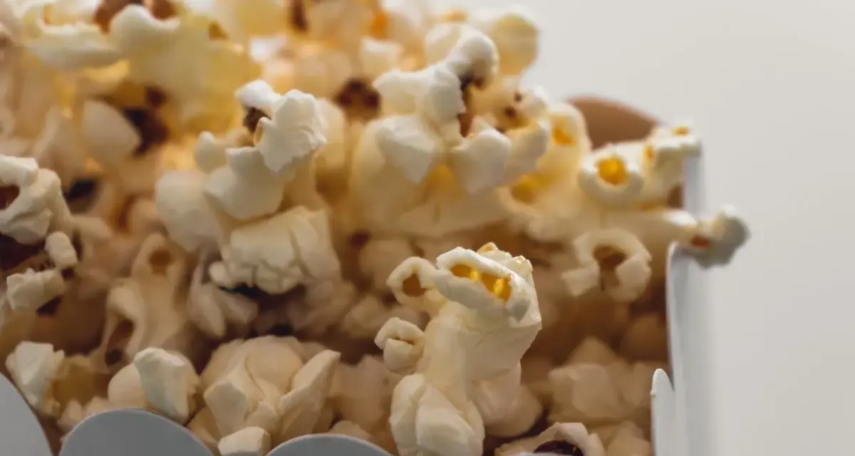 Chrupiący popcorn w pudełku, idealny na wieczór filmowy. Zastanawiasz się nad popcorn kcal?